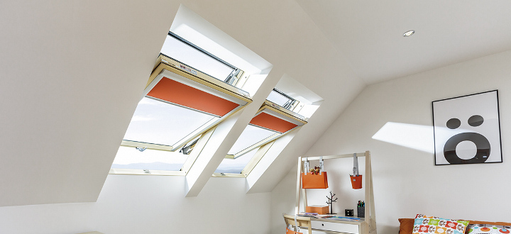 Centre pivot roof window